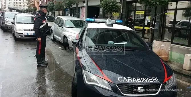 Tenta di rapinare una donna a Cosenza sottraendole la carta di credito, fermata