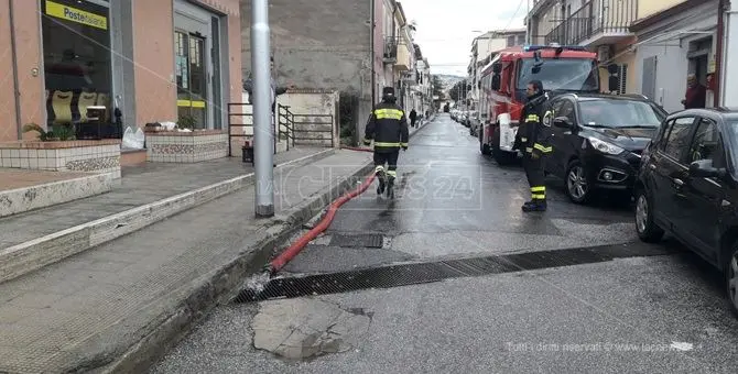 Maltempo a Catanzaro, sgomberata una famiglia in via cautelativa (FOTO)