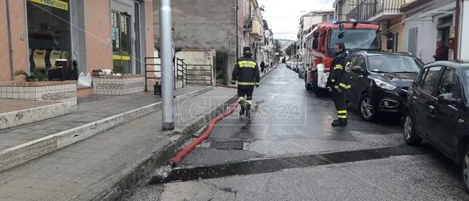 Maltempo a Catanzaro, sgomberata una famiglia in via cautelativa (FOTO)