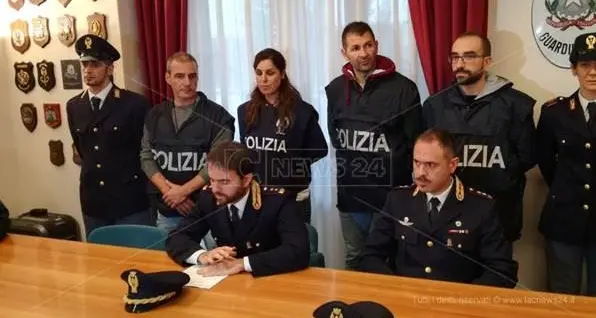 «Hai fatto troppo rumore»: bastonato e accoltellato in strada. Presi (NOMI-FOTO)