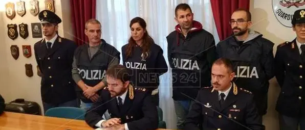 «Hai fatto troppo rumore»: bastonato e accoltellato in strada. Presi (NOMI-FOTO)