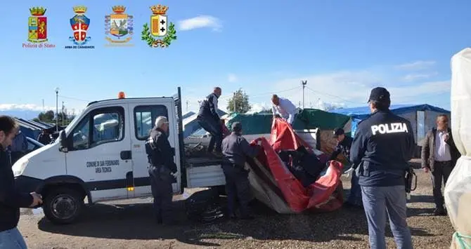 Perquisizioni nella tendopoli a San Ferdinando, sequestri e denunce