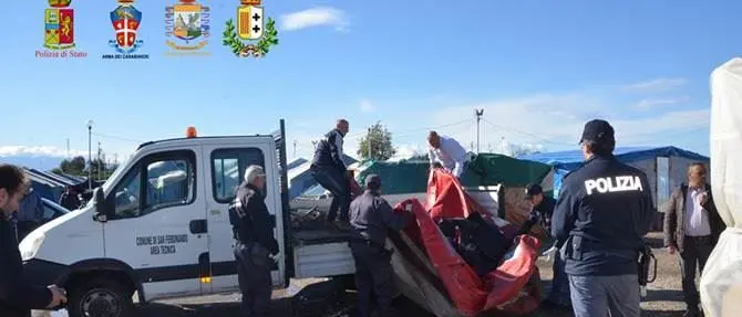 Perquisizioni nella tendopoli a San Ferdinando, sequestri e denunce