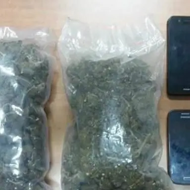 Marijuana nei giacconi, in manette coppia di minorenni nel Reggino