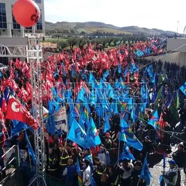 Lavoro e investimenti, la protesta dei sindacati alla Cittadella (VIDEO)