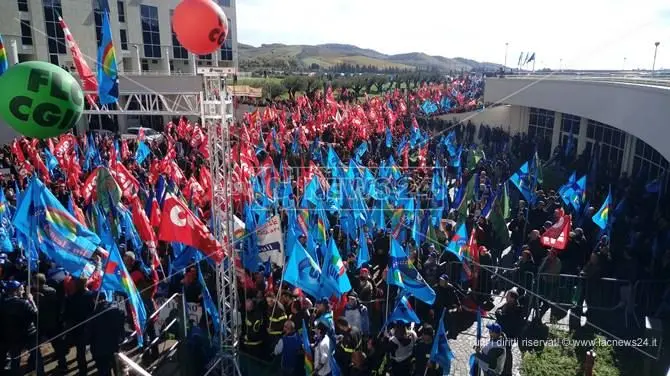 Lavoro e investimenti, la protesta dei sindacati alla Cittadella (VIDEO)