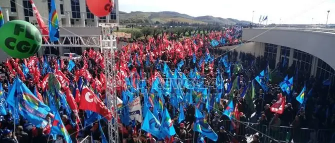 Lavoro e investimenti, la protesta dei sindacati alla Cittadella (VIDEO)