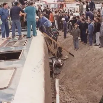 Crotone, a 28 anni dal disastro ferroviario ancora rabbia e commozione (VIDEO)