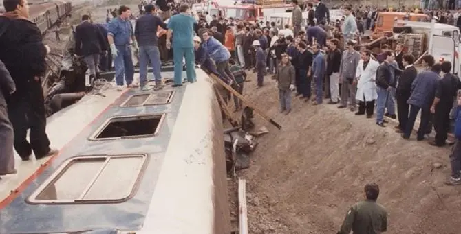 Crotone, a 28 anni dal disastro ferroviario ancora rabbia e commozione (VIDEO)