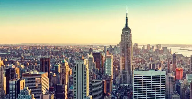 L’artista cosentina Granata vola a Manhattan per omaggiare il capo della Polizia di New York