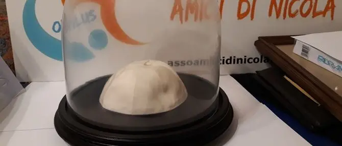 All'asta su Ebay lo zucchetto del Papa per aiutare disabili e anziani