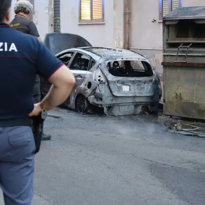 In fiamme auto di imprenditore, indaga la polizia