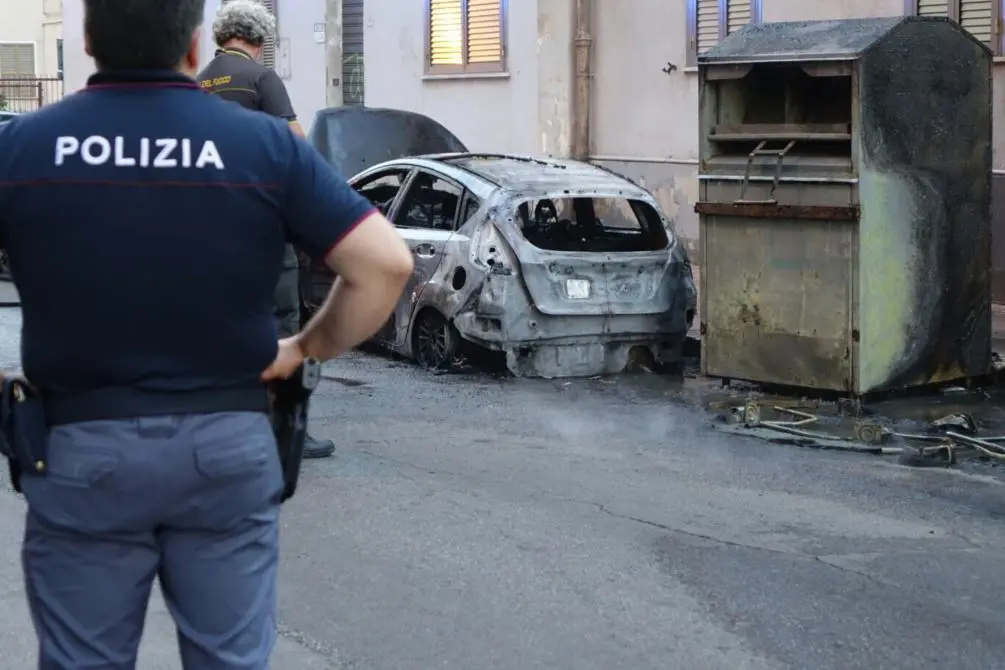 In fiamme auto di imprenditore, indaga la polizia