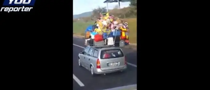 Auto stracarica sull'A2 sfidando leggi fisiche e codice stradale (VIDEO)