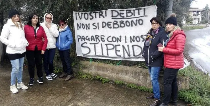 Rizziconi, protesta sospesa dopo l'entrata in scena del vescovo (VIDEO)