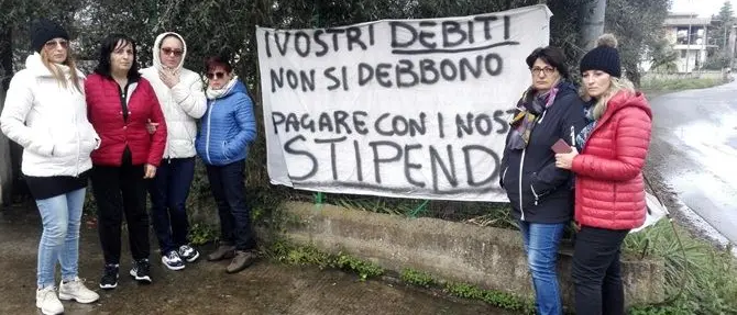 Rizziconi, protesta sospesa dopo l'entrata in scena del vescovo (VIDEO)