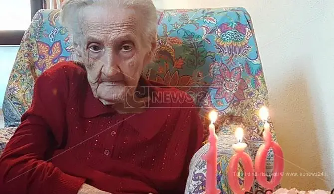 Nonna Nilde festeggia 100 anni, Sciconi di Briatico in festa (VIDEO)