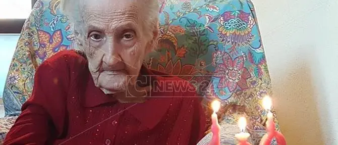 Nonna Nilde festeggia 100 anni, Sciconi di Briatico in festa (VIDEO)