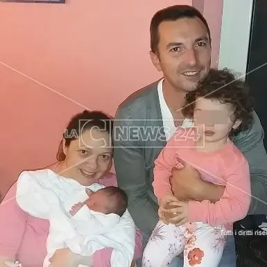 Cosenza, partorisce sul divano assistita dai vicini di casa