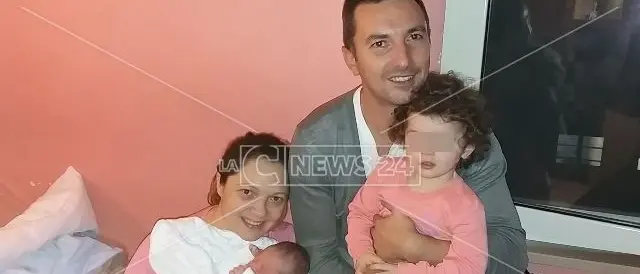 Cosenza, partorisce sul divano assistita dai vicini di casa