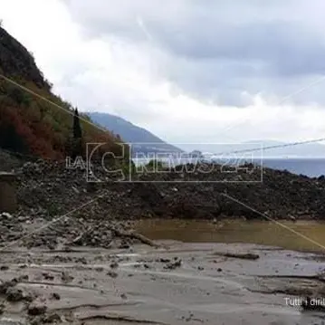 Frana ancora la Statale 18 fra Scilla e Bagnara, carreggiata invasa da pietre e fango