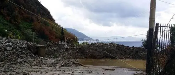 Frana ancora la Statale 18 fra Scilla e Bagnara, carreggiata invasa da pietre e fango