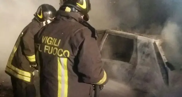 Bruciano l’auto al parroco di origini africane solo da un mese a Scandale