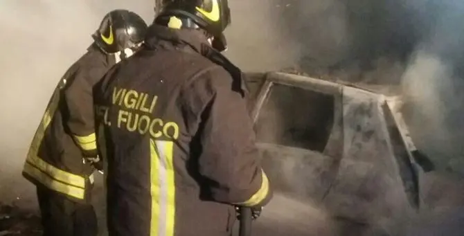 Bruciano l’auto al parroco di origini africane solo da un mese a Scandale
