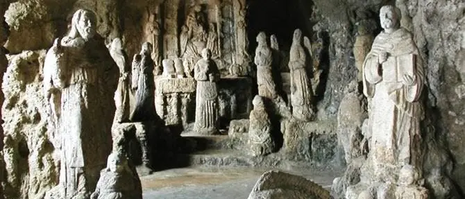 Pizzo, la storia delle statue di Piedigrotta decapitate per un panino alla mortadella