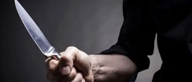 Come in un horror: sfonda la porta a coltellate e si becca una fucilata