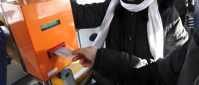 Stangata natalizia sui pendolari, costerà di più acquistare a bordo di bus e treni i biglietti
