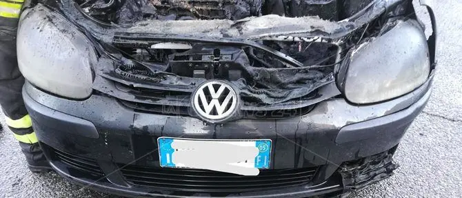 Auto in transito prende fuoco a Catanzaro