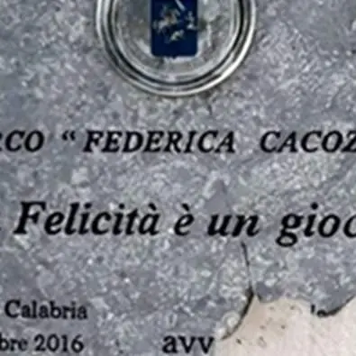 Reggio Calabria, danneggiata la targa all’ingresso del parco “Cacozza”