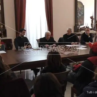 A schiena piegata nei campi per 25 euro al giorno. Gli sfruttati della Piana lametina in un libro