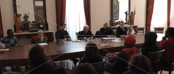 A schiena piegata nei campi per 25 euro al giorno. Gli sfruttati della Piana lametina in un libro