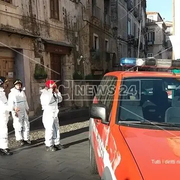 Incendio in centro storico a Cosenza, nuovo sopralluogo dei vigili del fuoco