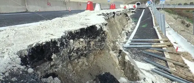 Crollo svincolo di Borgia SS 106, l'Anas indaga (VIDEO)