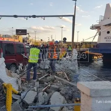 Il traghetto della Caronte non riesce a rallentare e distrugge la banchina (FOTO)