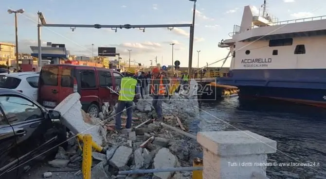 Il traghetto della Caronte non riesce a rallentare e distrugge la banchina (FOTO)