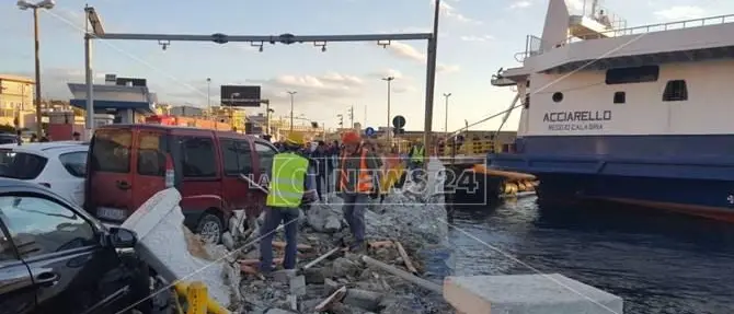 Il traghetto della Caronte non riesce a rallentare e distrugge la banchina (FOTO)