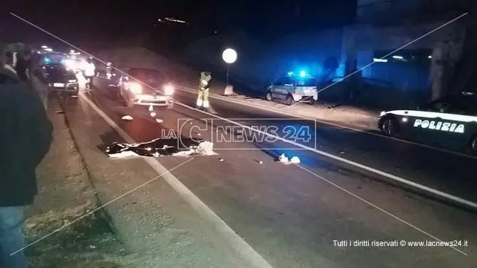 Tragedia a Fuscaldo, auto travolge pedone (VIDEO)