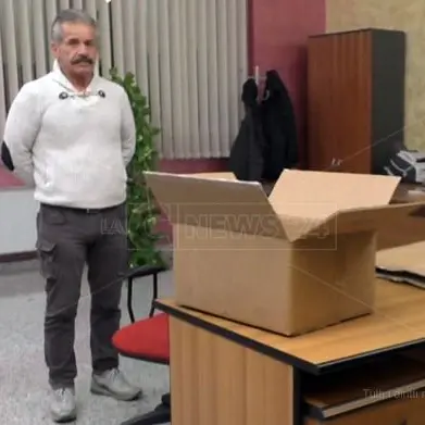 Lamezia, sciolto il Comune: lacrime, rassegnazione e scatoloni (VIDEO)