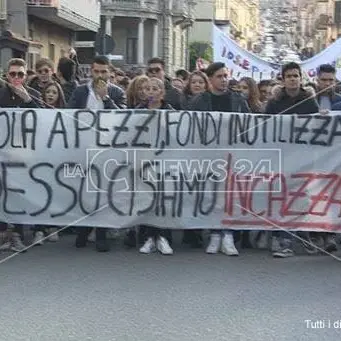 Studenti in piazza a Vibo: «Così l’alternanza scuola-lavoro non serve» (VIDEO)
