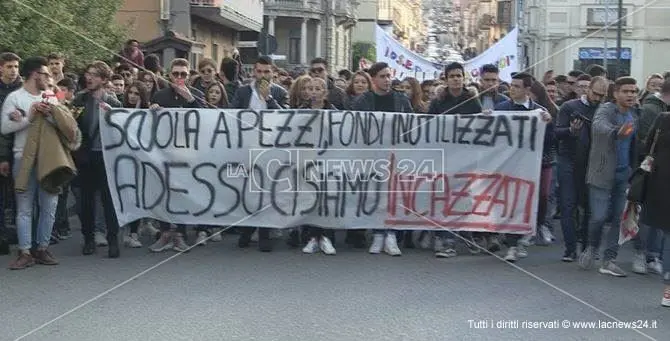 Studenti in piazza a Vibo: «Così l’alternanza scuola-lavoro non serve» (VIDEO)