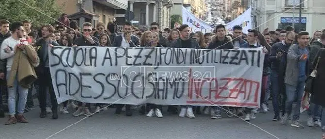 Studenti in piazza a Vibo: «Così l’alternanza scuola-lavoro non serve» (VIDEO)