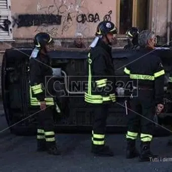 Incidente a Catanzaro, auto si ribalta: tre feriti