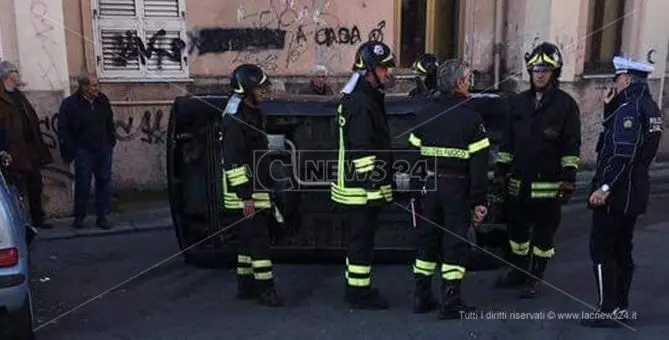 Incidente a Catanzaro, auto si ribalta: tre feriti