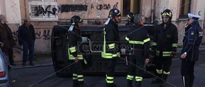 Incidente a Catanzaro, auto si ribalta: tre feriti