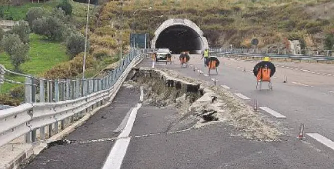 Catanzaro, crolli sulla statale 106: in arrivo una commissione d’inchiesta