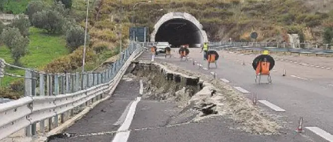 Catanzaro, crolli sulla statale 106: in arrivo una commissione d’inchiesta